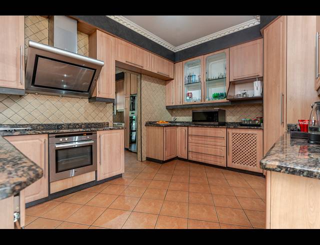 6 BEDROOM FREESTANDING FOR SALE IN VORNA VALLEY